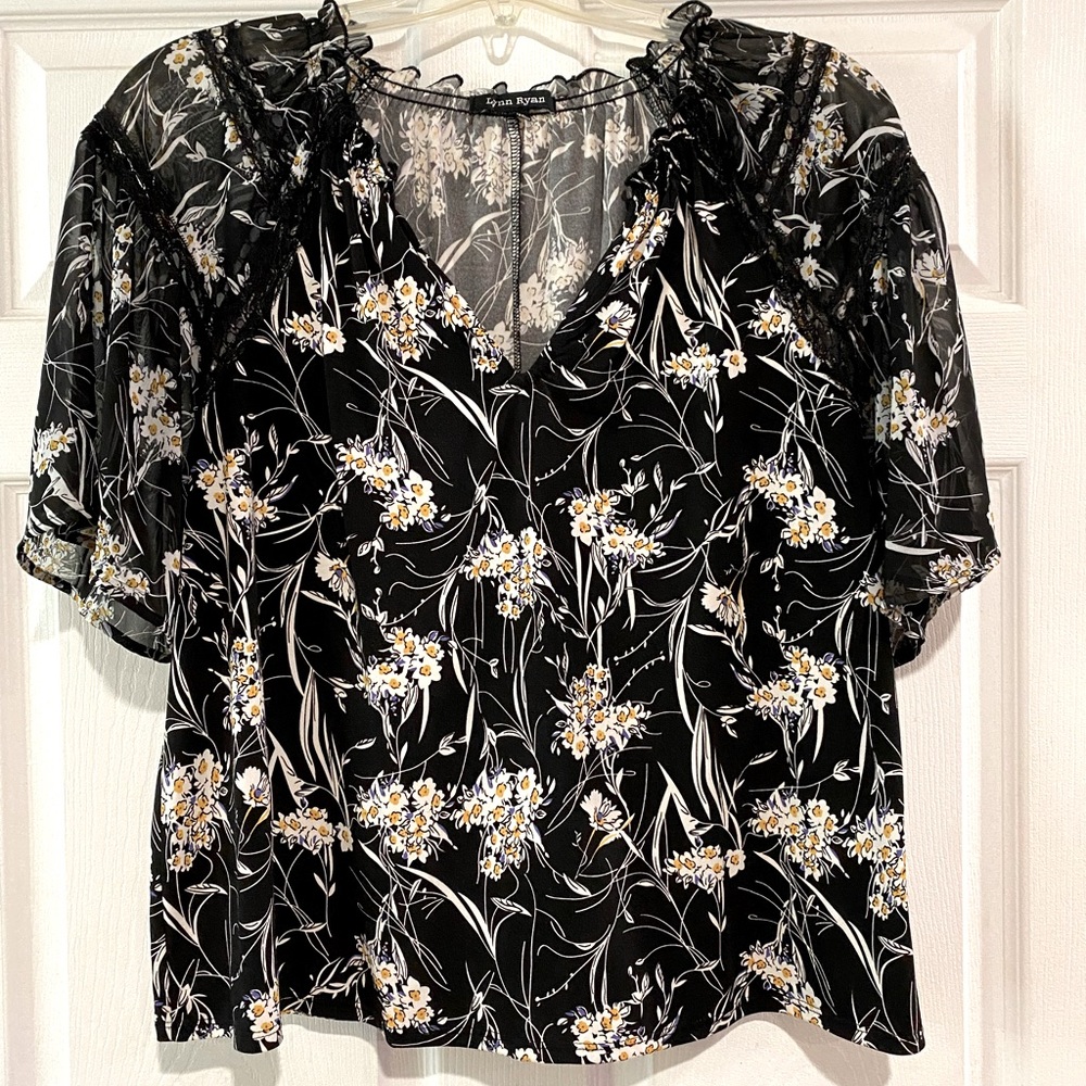 Lynn Ryan floral top size 1X